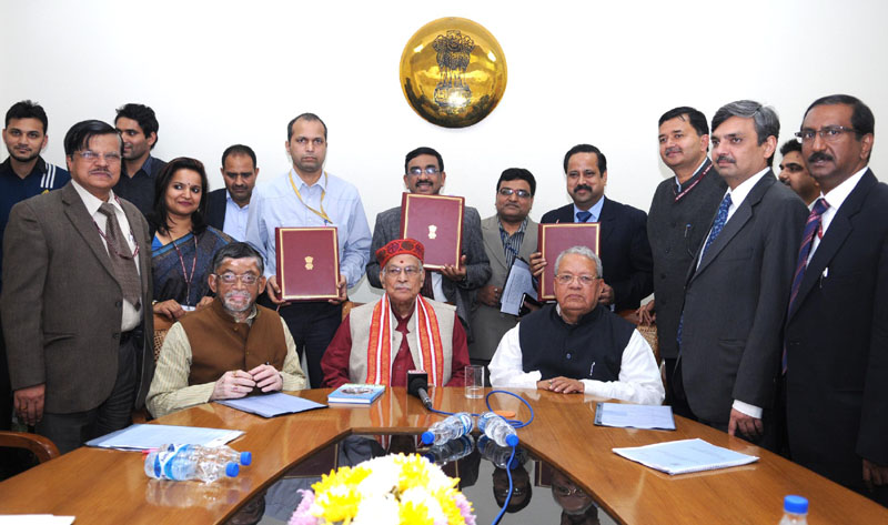 The Union Minister for Micro, Small and Medium Enterprises, Shri Kalraj Mishra and the Minister of State for Textiles (Independent Charge), Shri Santosh Kumar Gangwar witnessing the signing ceremony of an MoU between Ministry of MSME with National Textile Mill Kanpur for Technology Centre at NTC, Kanpur, in New Delhi on December 08, 2015. 	The Secretary, Ministry of Textiles, Dr. S.K. Panda and other dignitaries are also seen.